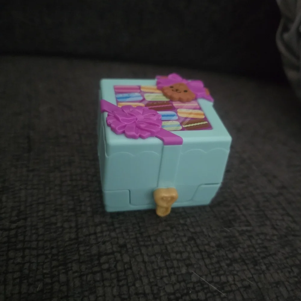 Mattel | Polly Pocket Tiny Takeout Reveal Macaron Bakery